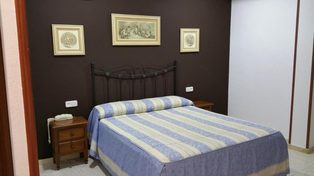 Hostal El Lirio Bollullos Par del Condado Esterno foto
