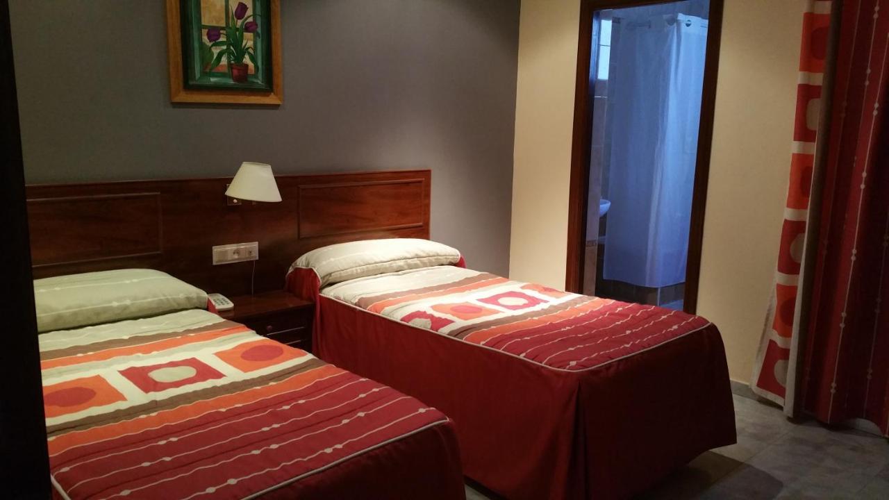 Hostal El Lirio Bollullos Par del Condado Esterno foto