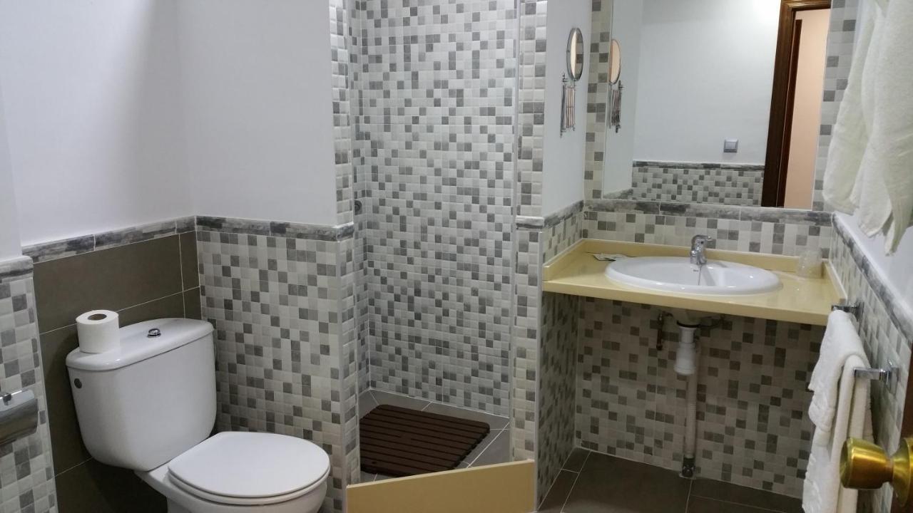 Hostal El Lirio Bollullos Par del Condado Esterno foto
