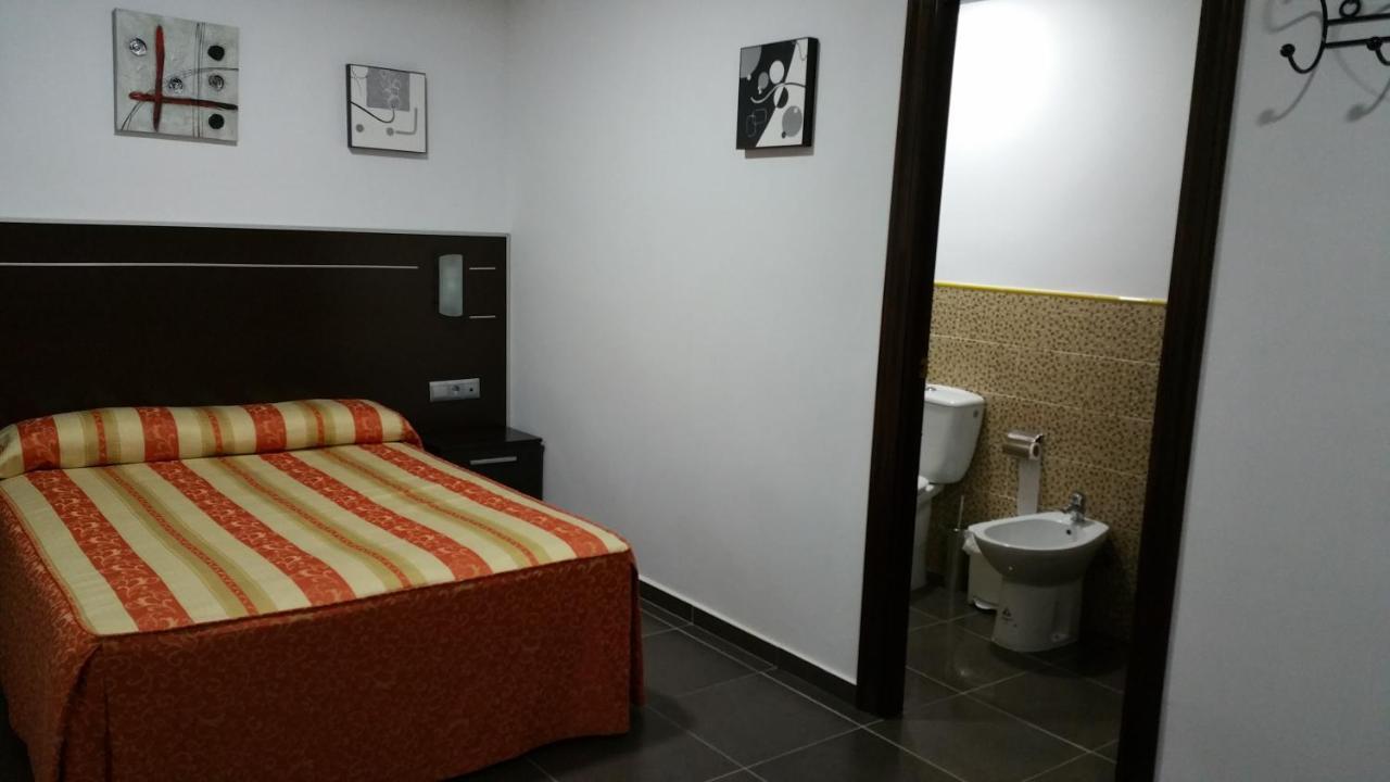 Hostal El Lirio Bollullos Par del Condado Esterno foto