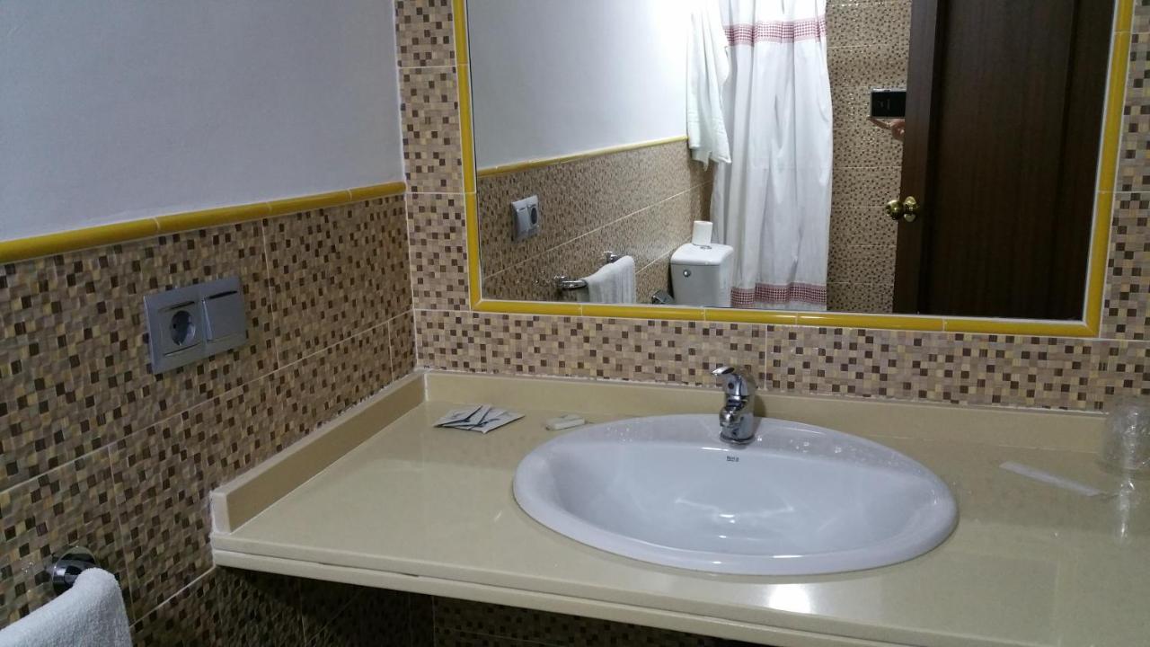 Hostal El Lirio Bollullos Par del Condado Esterno foto