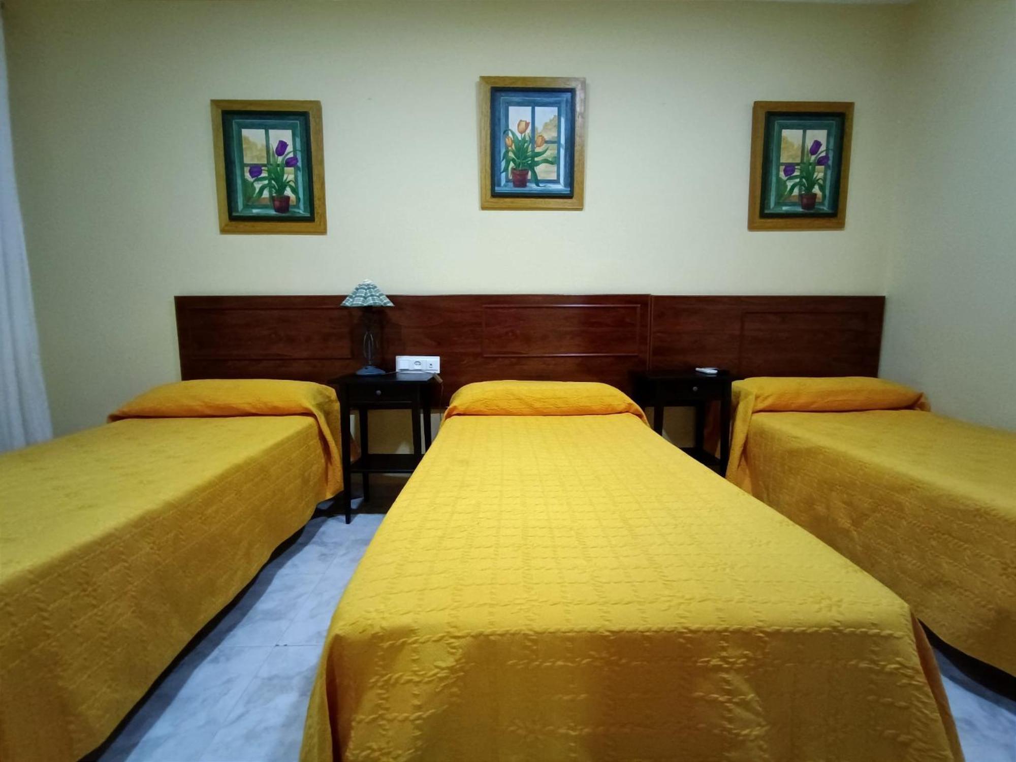 Hostal El Lirio Bollullos Par del Condado Esterno foto
