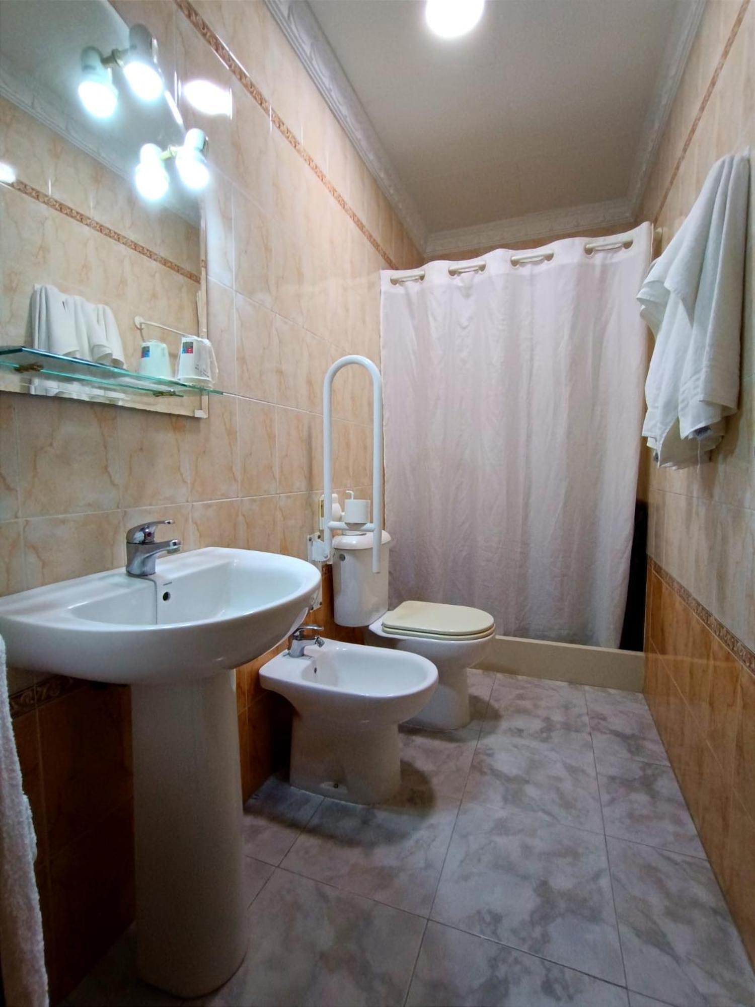 Hostal El Lirio Bollullos Par del Condado Esterno foto