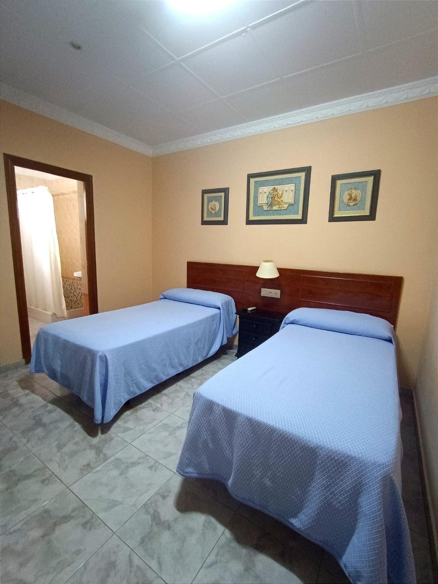 Hostal El Lirio Bollullos Par del Condado Esterno foto