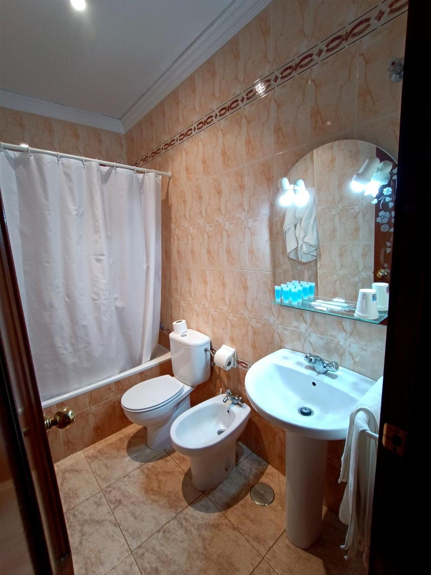 Hostal El Lirio Bollullos Par del Condado Esterno foto