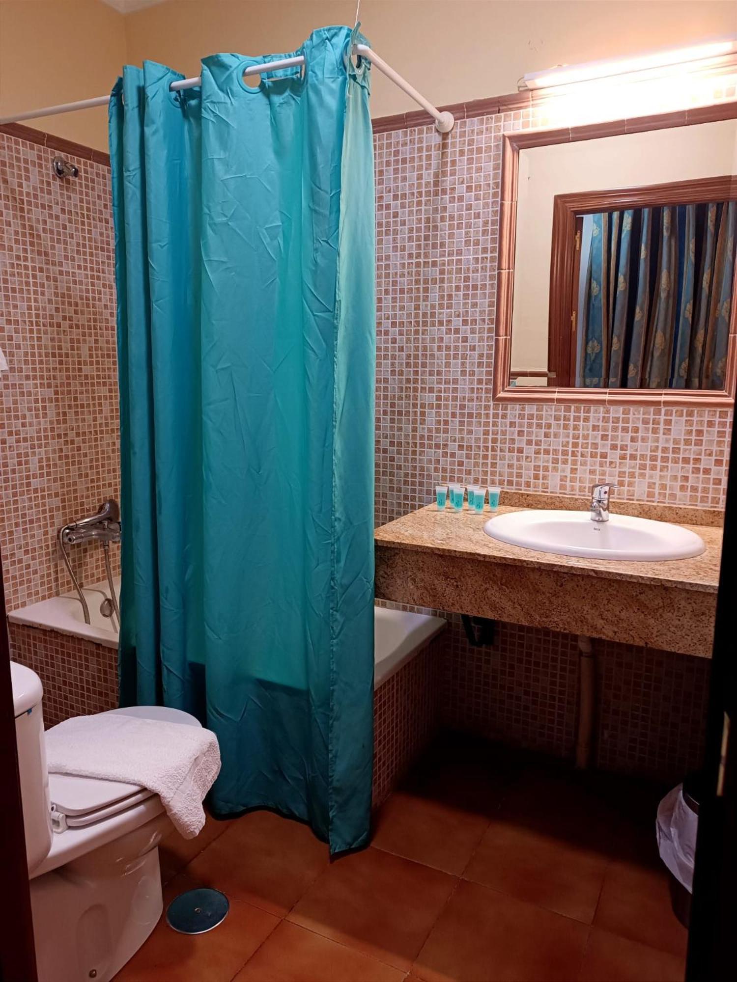 Hostal El Lirio Bollullos Par del Condado Esterno foto