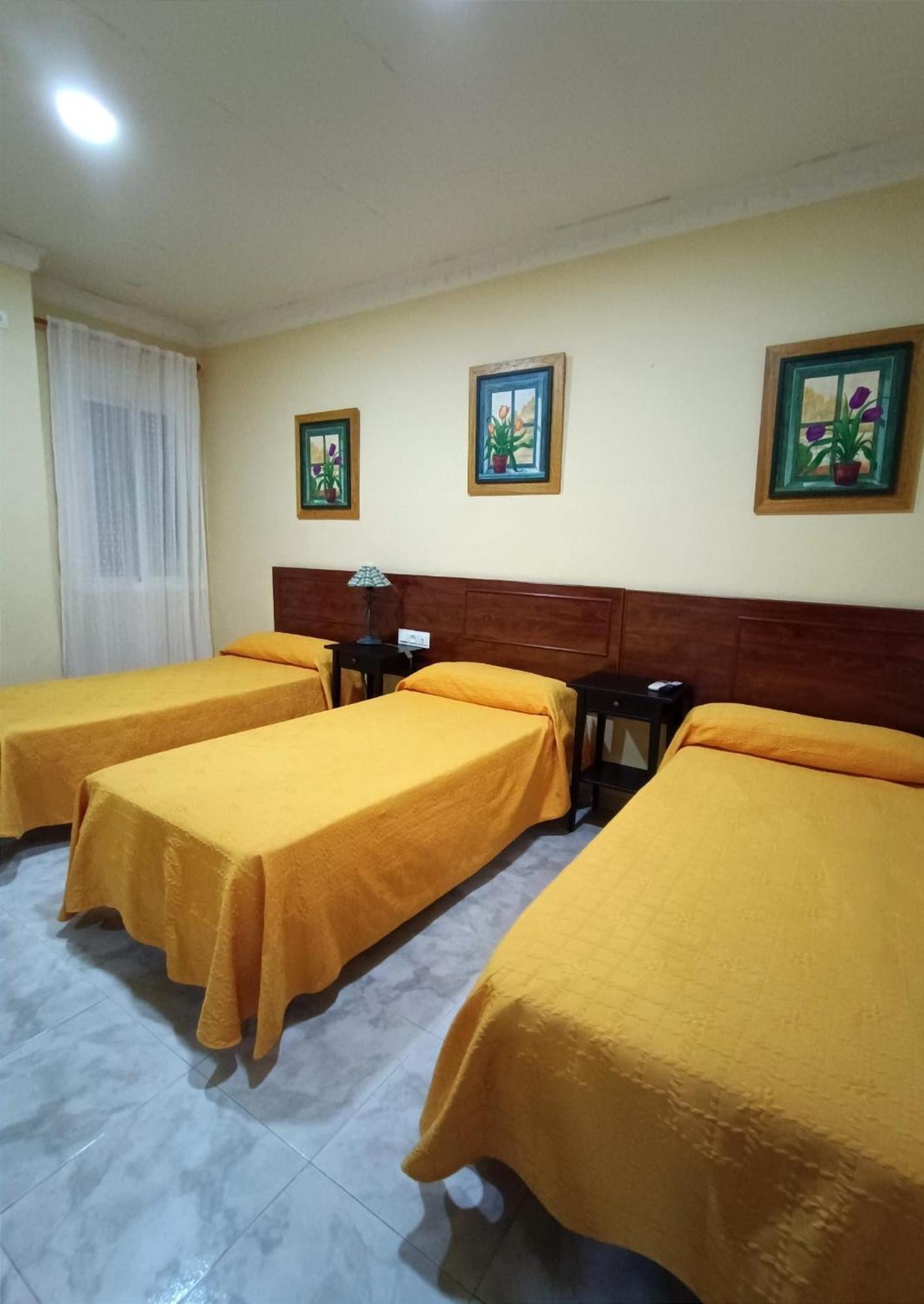 Hostal El Lirio Bollullos Par del Condado Esterno foto