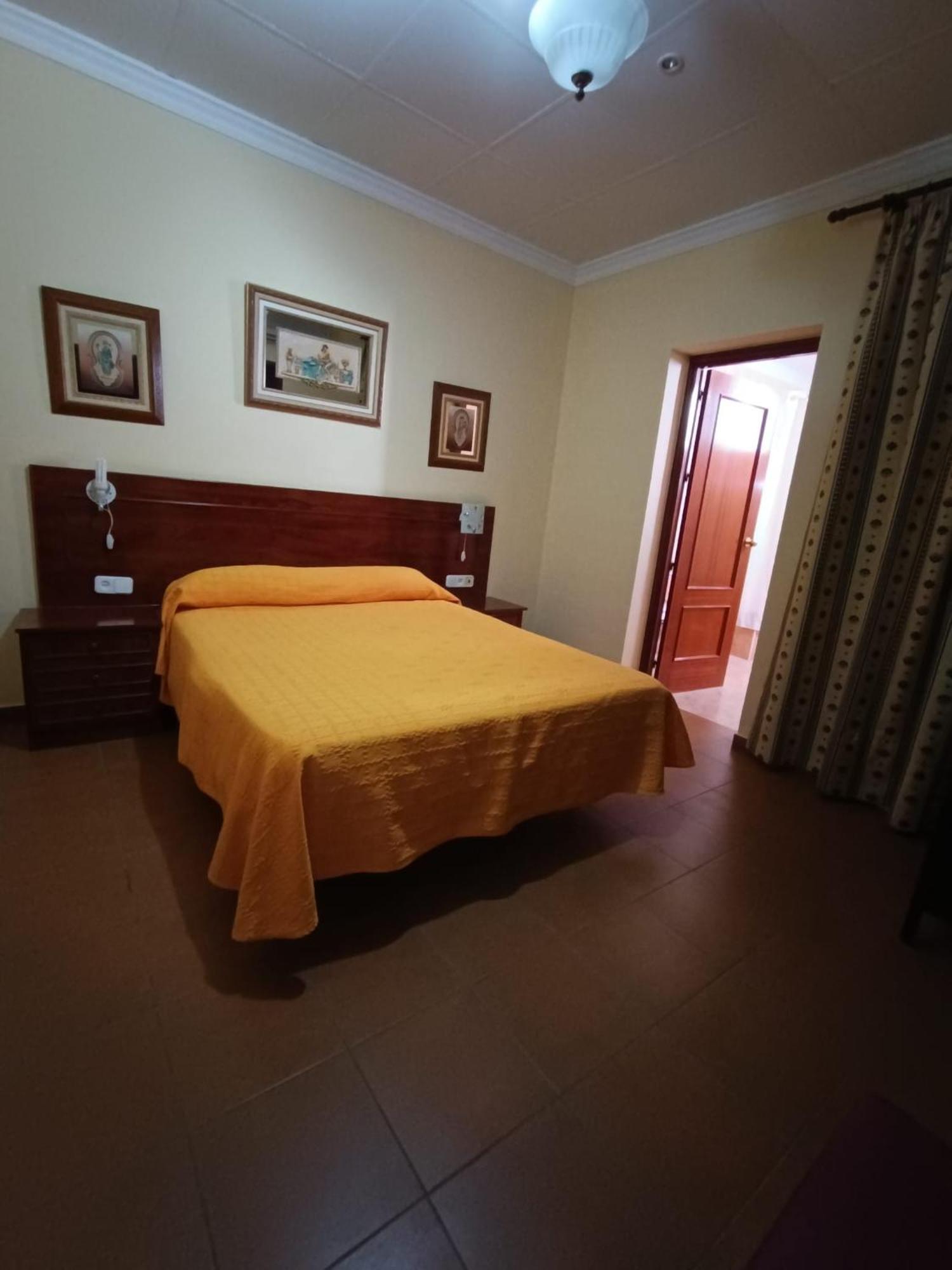 Hostal El Lirio Bollullos Par del Condado Esterno foto